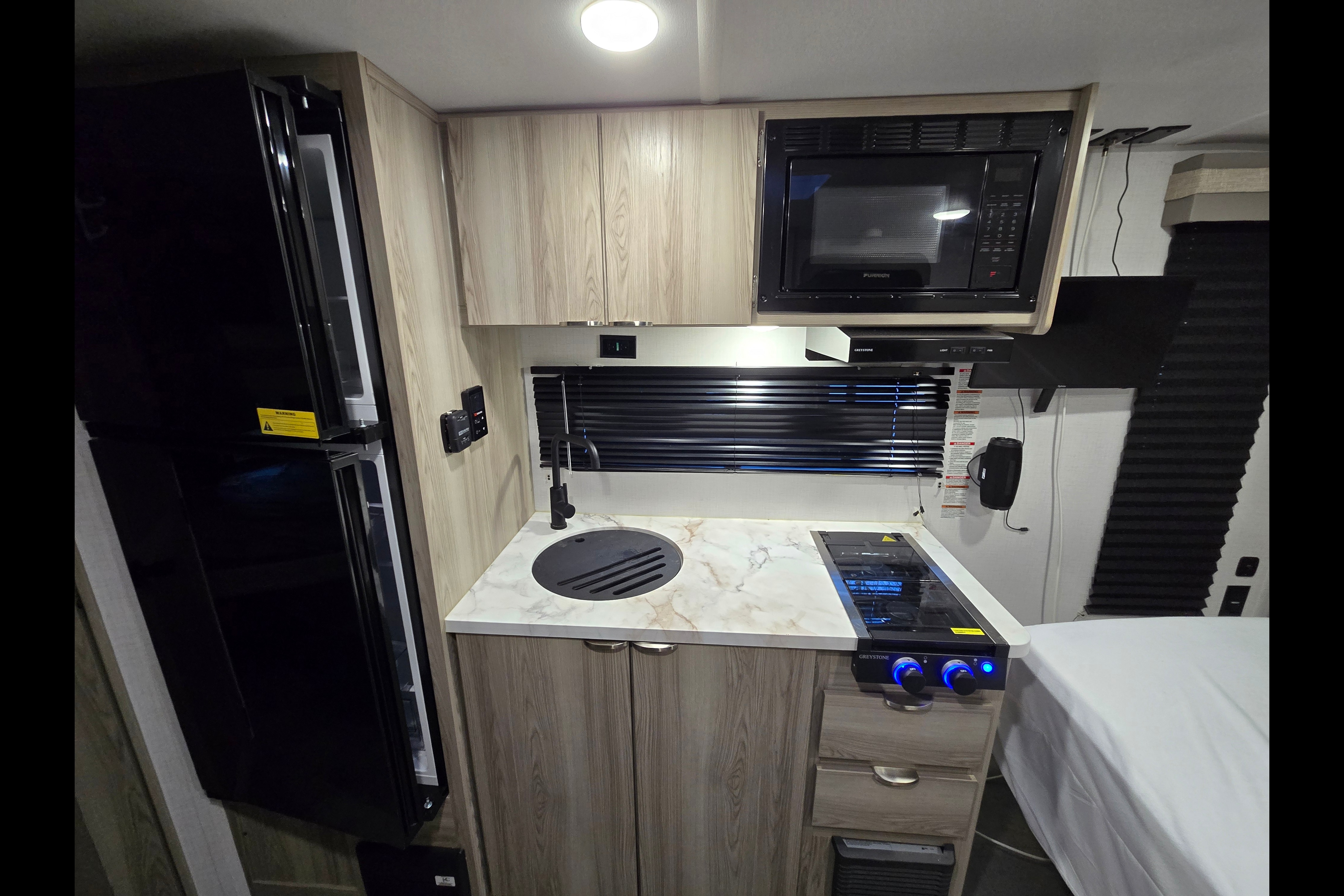 AR's Salem 179DBK Off-grid Travel Trailer
