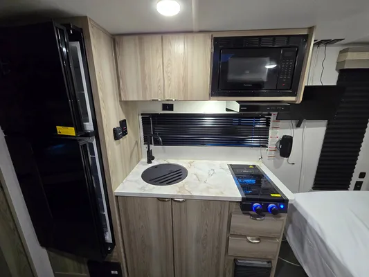 AR's Salem 179DBK Off-grid Travel Trailer
