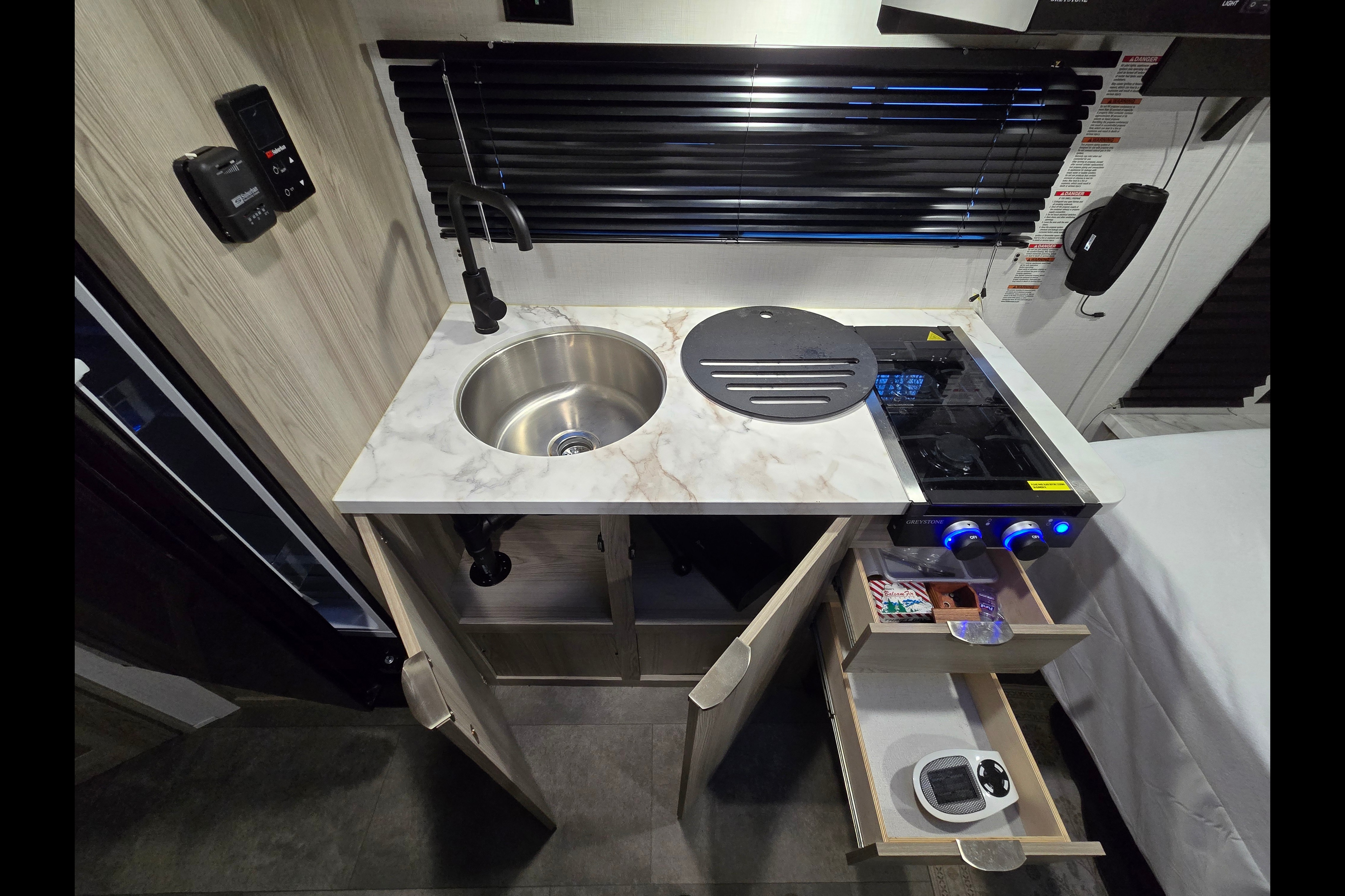 AR's Salem 179DBK Off-grid Travel Trailer