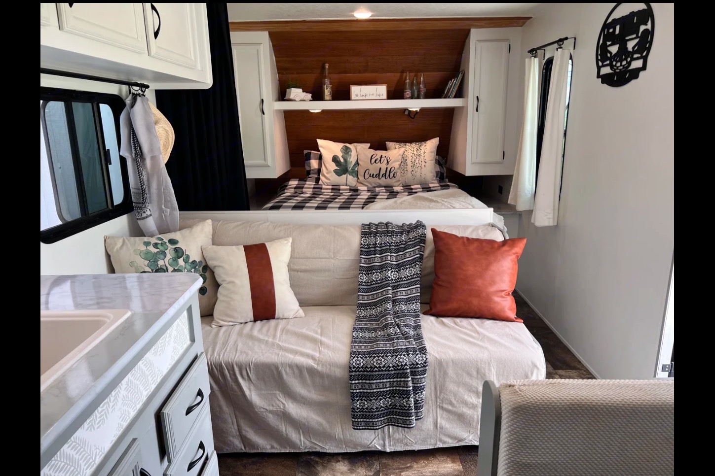Cozy Camper for 6: Freshly renovated and fully stocked!