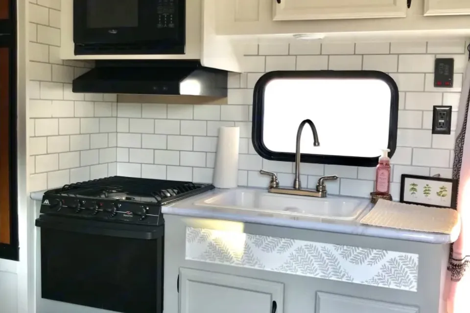 Cozy Camper for 6: Freshly renovated and fully stocked!
