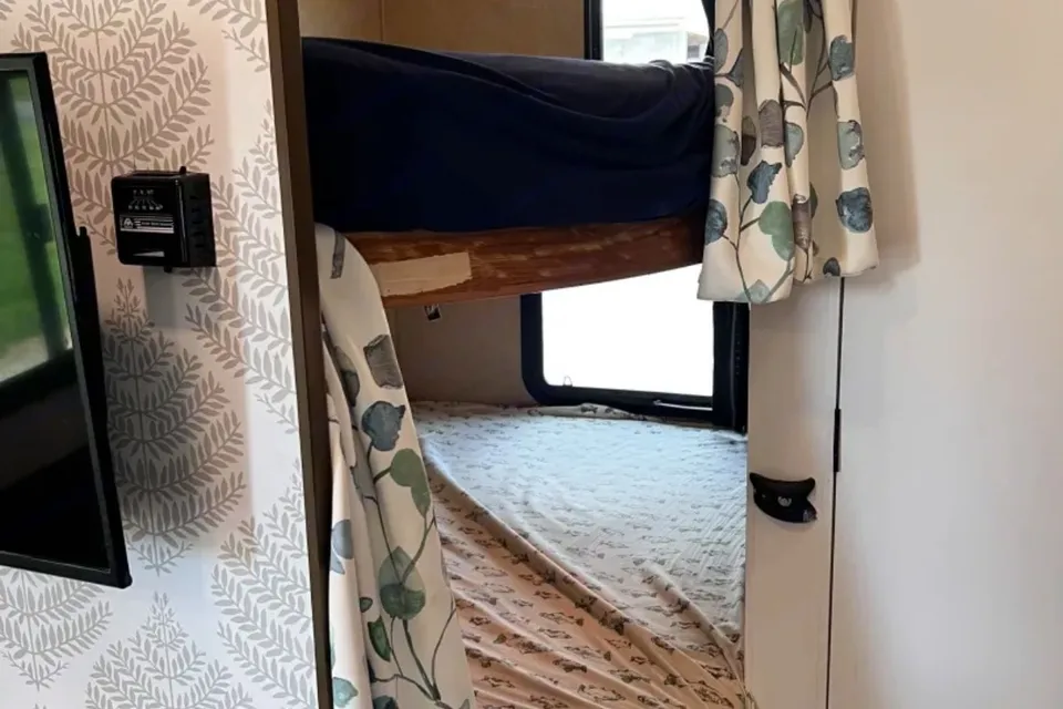 Cozy Camper for 6: Freshly renovated and fully stocked!