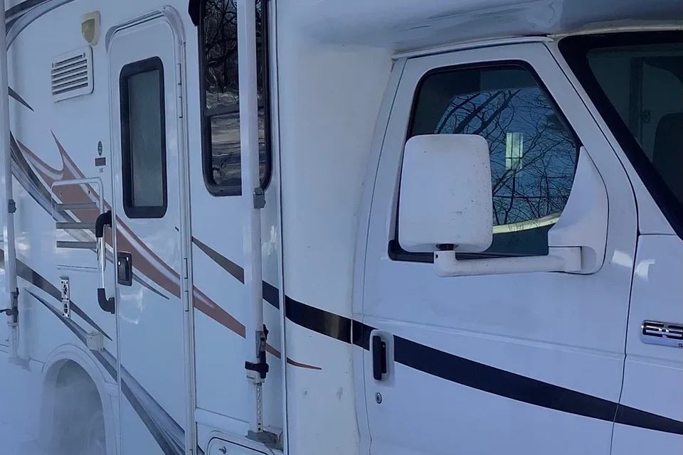 patricia Thor Motor Coach 4winds 19G Classe C