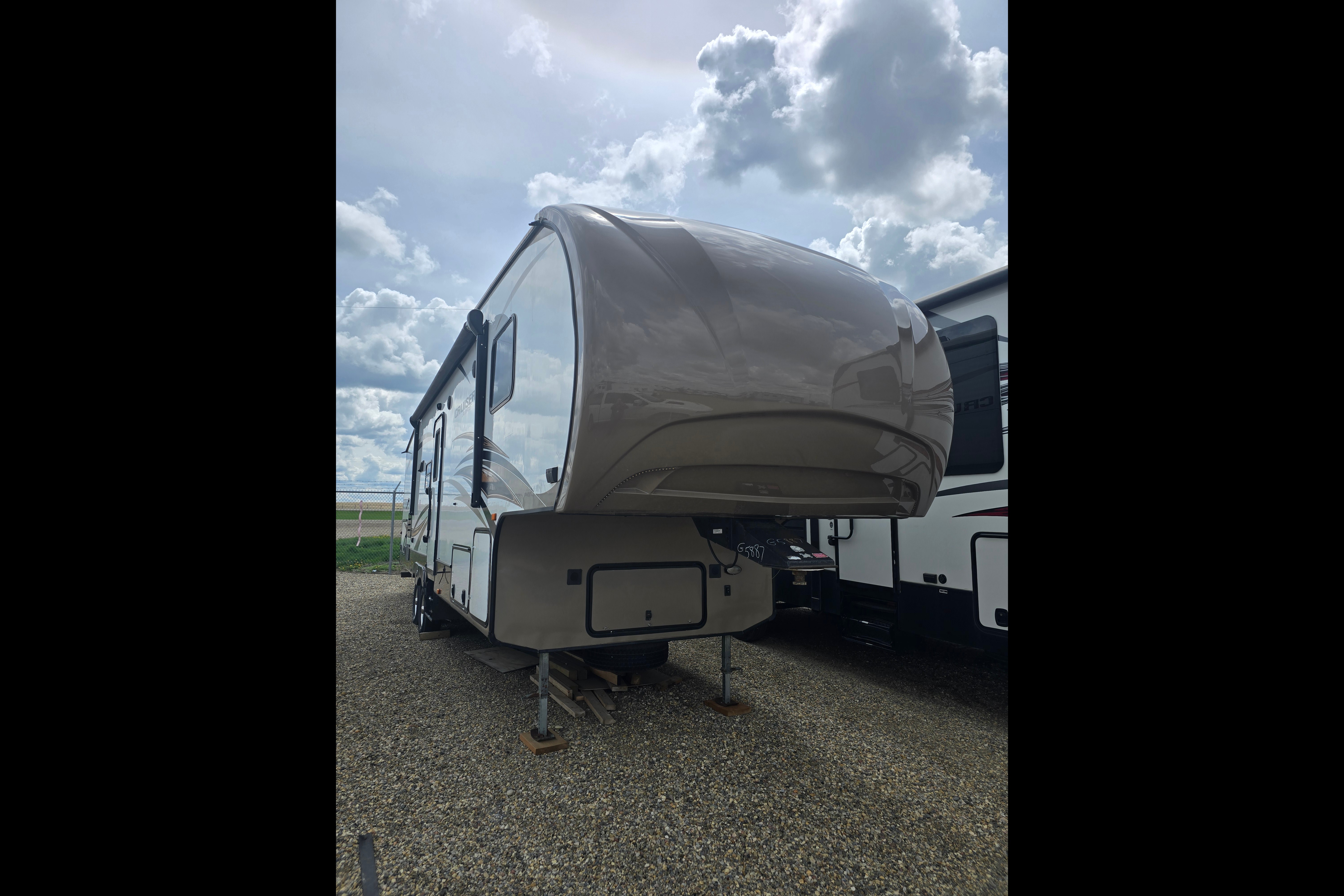 Robert's Cruiser RV 30BH Fifth Wheel