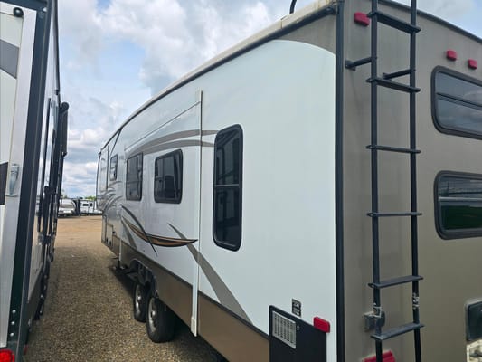 Robert's Cruiser RV 30BH Fifth Wheel