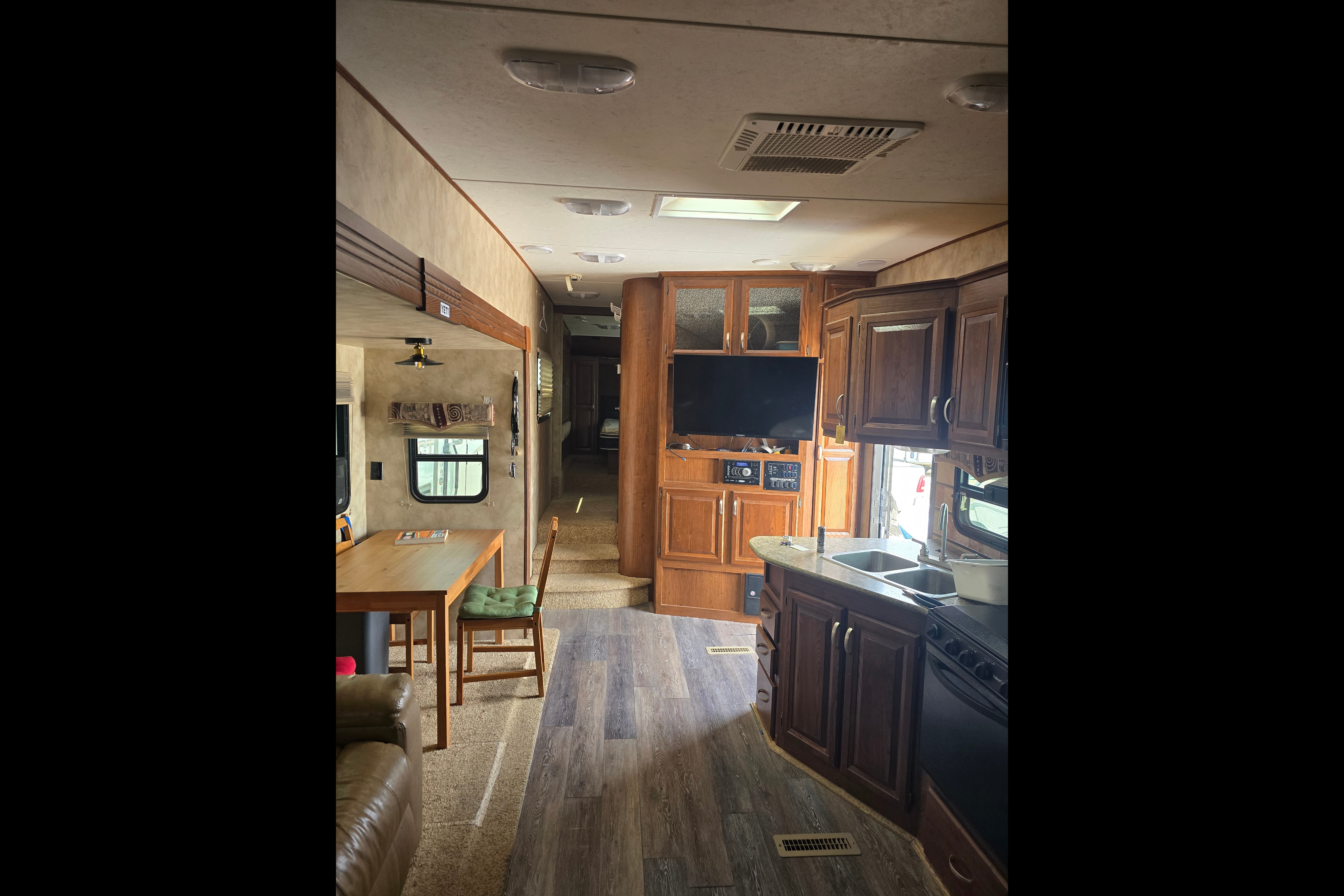 Robert's Cruiser RV 30BH Fifth Wheel
