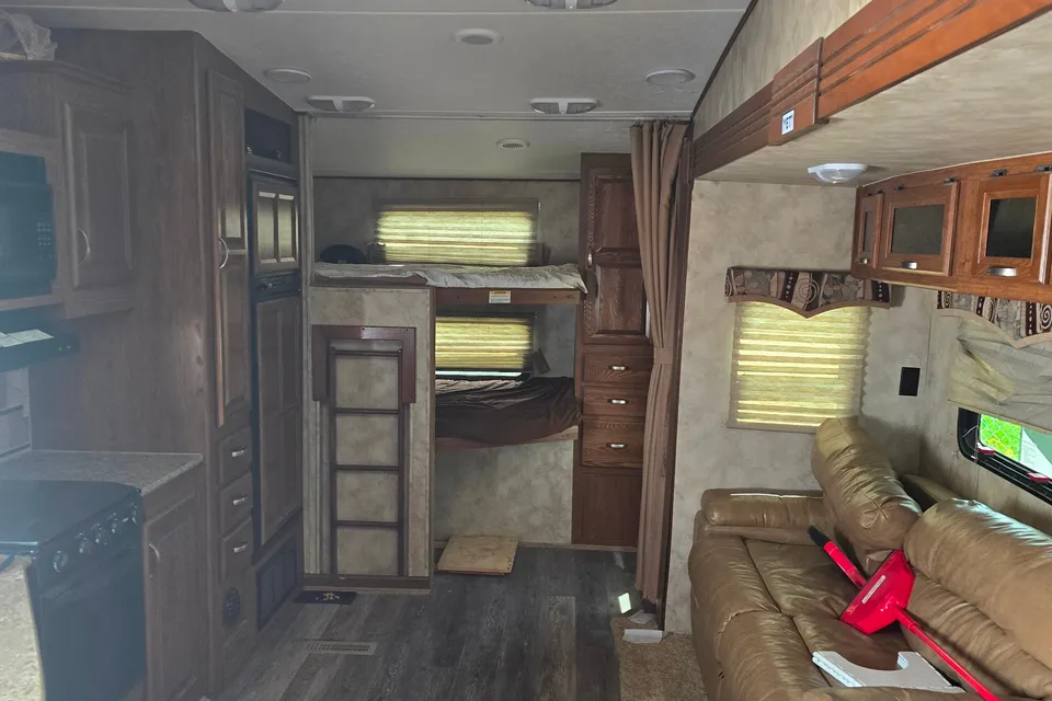 Robert's Cruiser RV 30BH Fifth Wheel