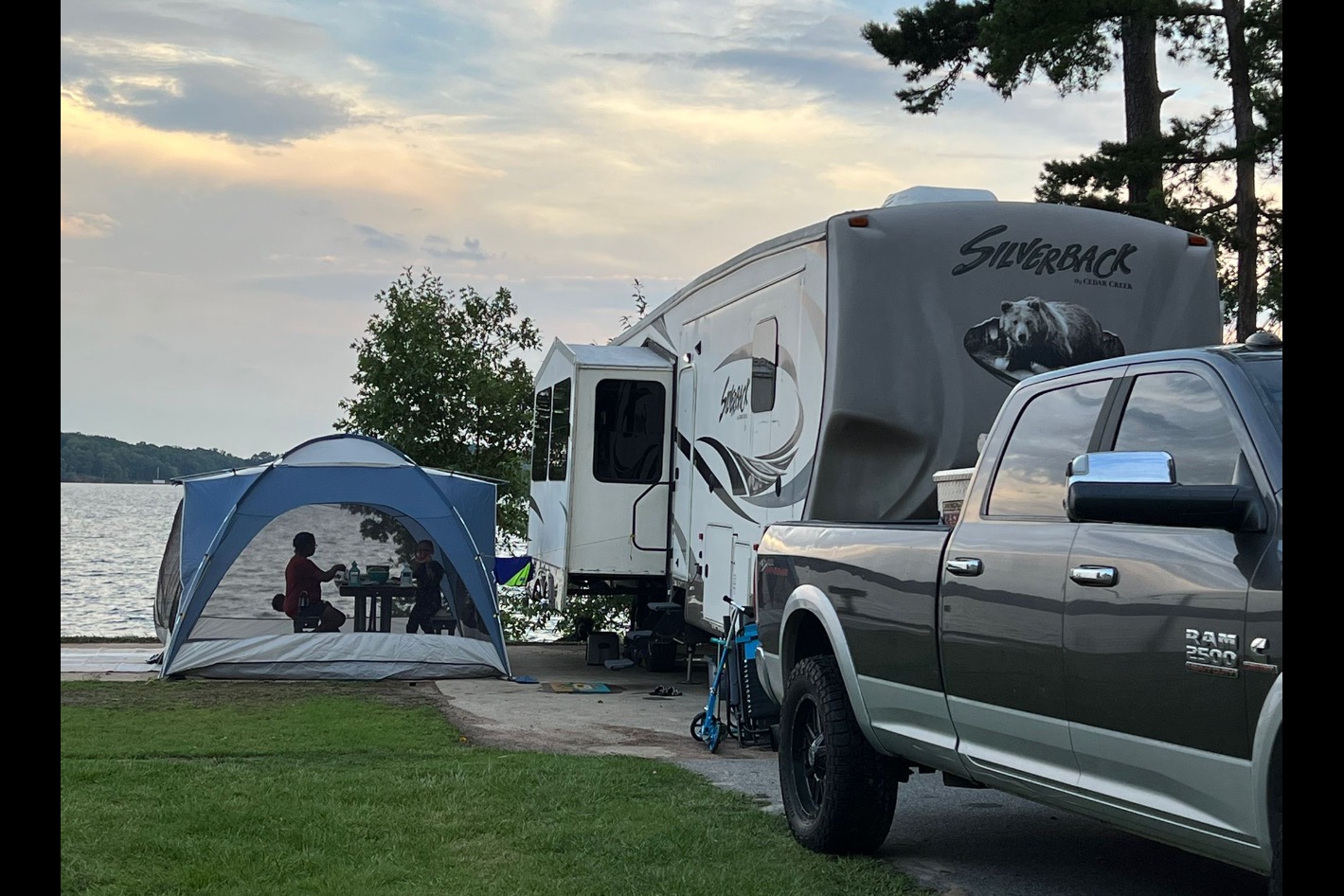 Daniel's Forest River CEDAR CREEK SILVERBACK 37BH - FIFTH WHEEL
