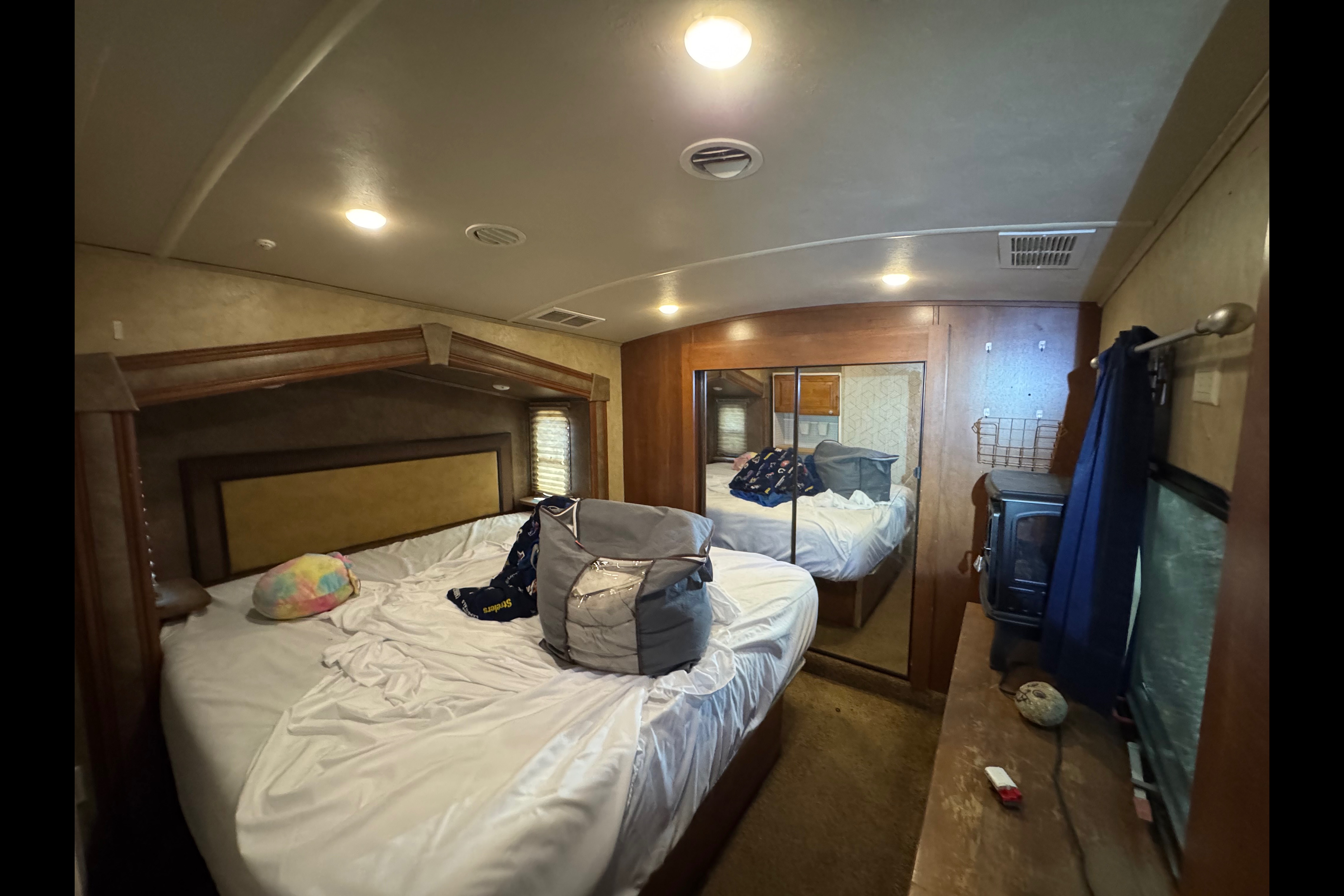 Daniel's Forest River CEDAR CREEK SILVERBACK 37BH - FIFTH WHEEL