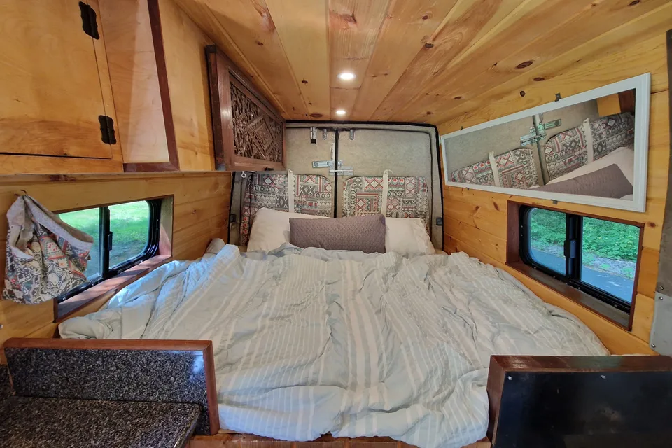 Sherpa: Converted Sprinter Van * Pet Friendly *