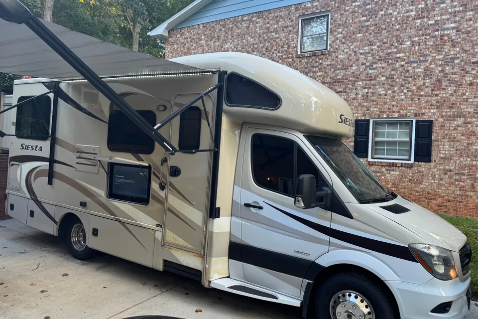 Ricardo's Thor Motor Coach Siesta Class C