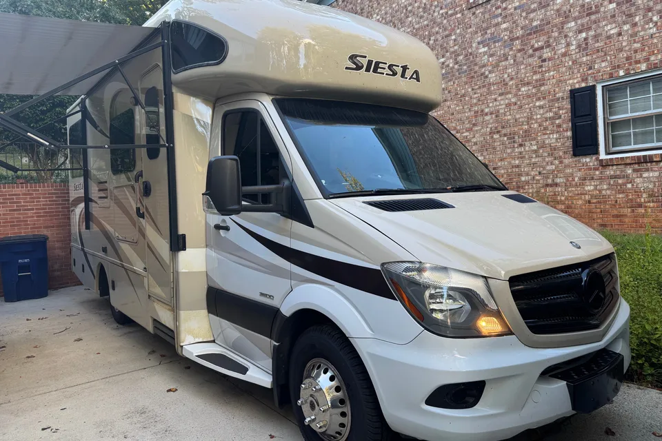 Ricardo's Thor Motor Coach Siesta Class C