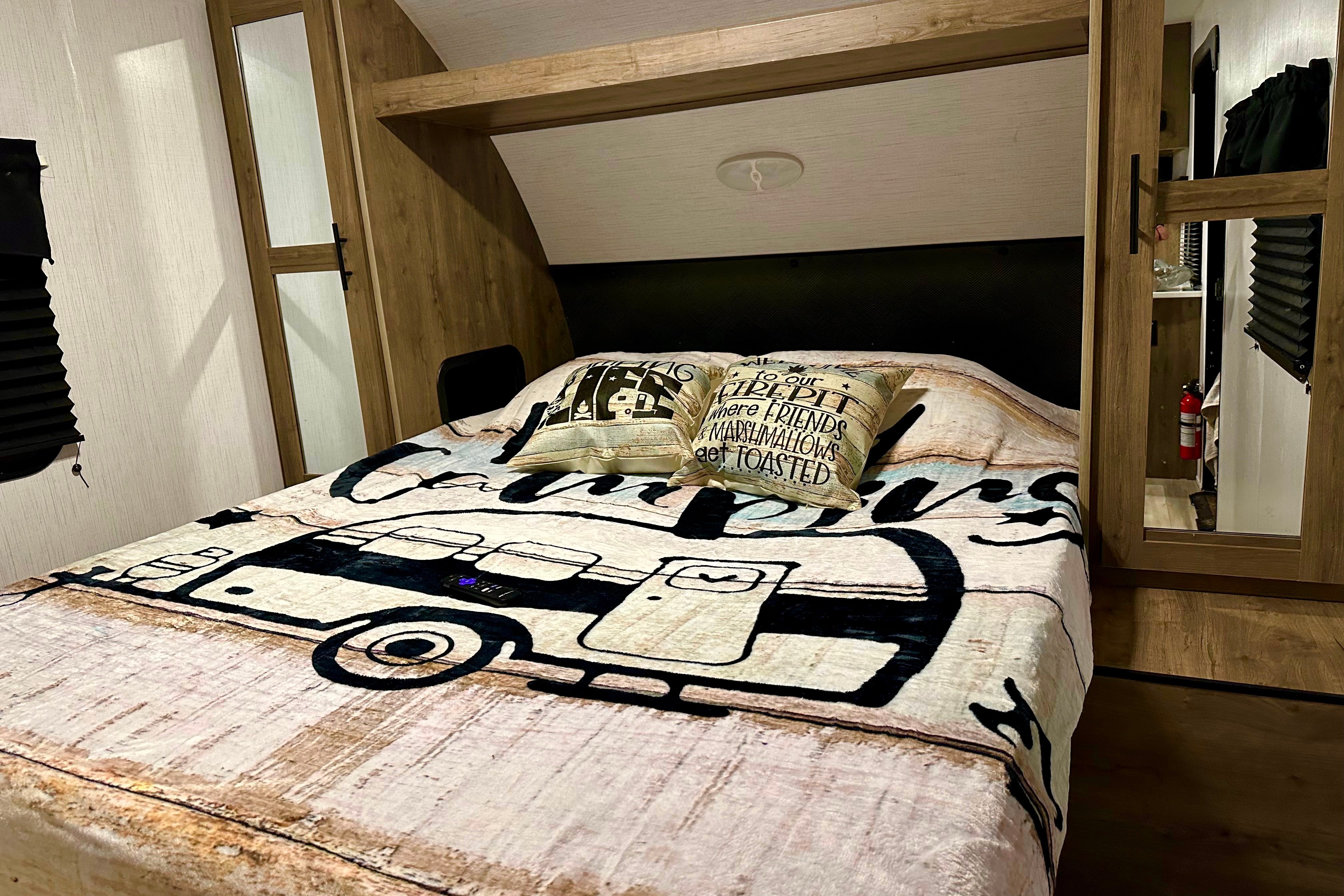 Sam's 2023 Pioneer Travel Trailer Sleeps 8