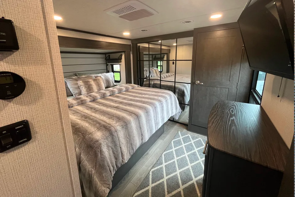 2025 Keystone Cougar Midnight Edition Fifth Wheel