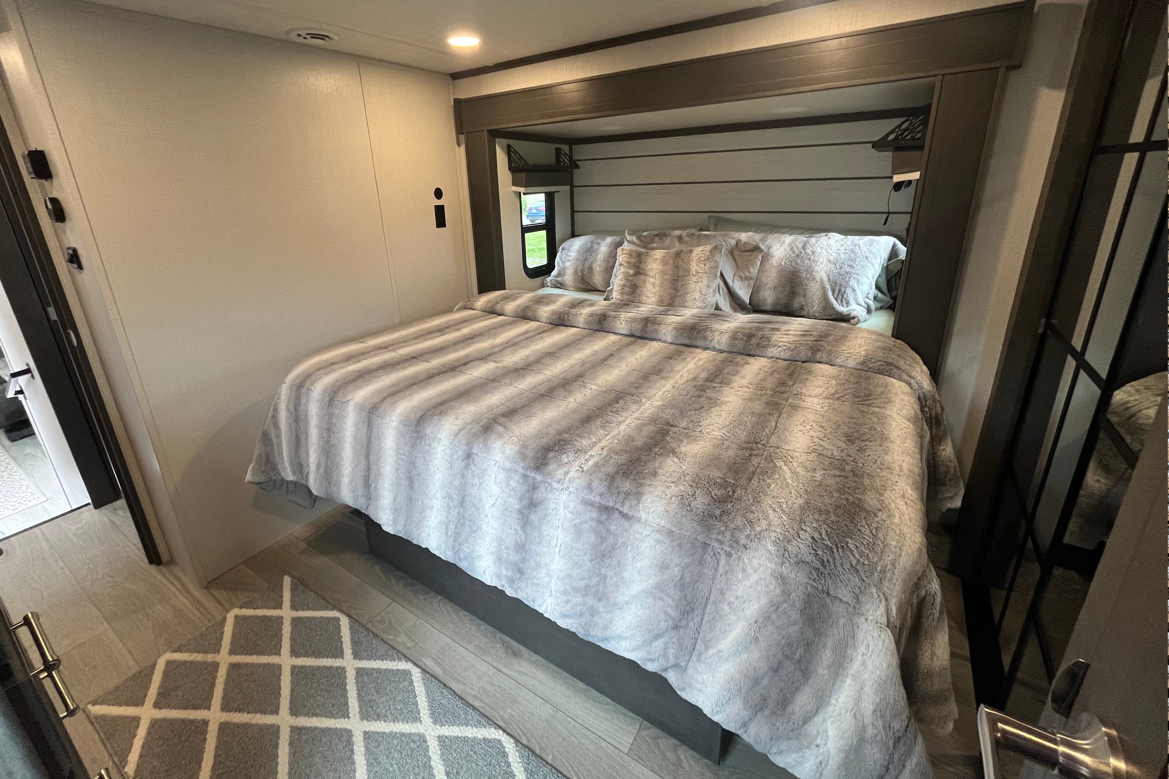 2025 Keystone Cougar Midnight Edition Fifth Wheel