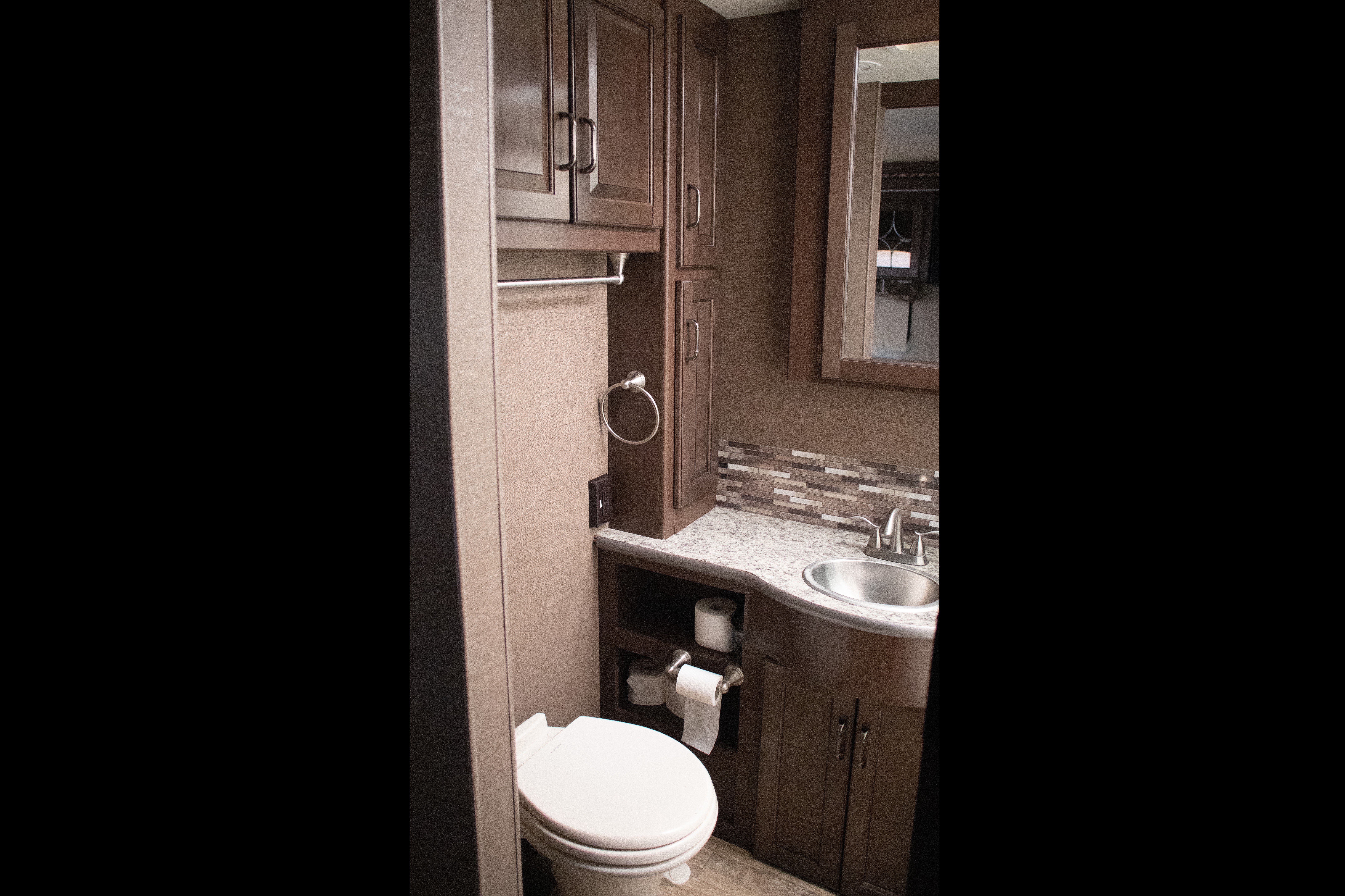 Class A Thor Hurricane - Sleeps 8 & Easy to Drive!