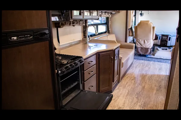 Class A Thor Hurricane - Sleeps 8 & Easy to Drive!