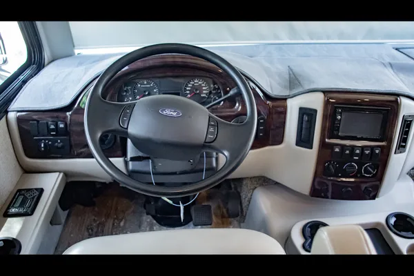 Class A Thor Hurricane - Sleeps 8 & Easy to Drive!