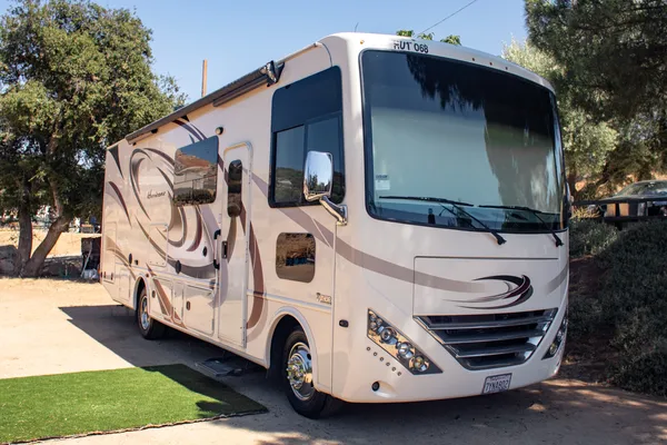 Class A Thor Hurricane - Sleeps 8 & Easy to Drive!