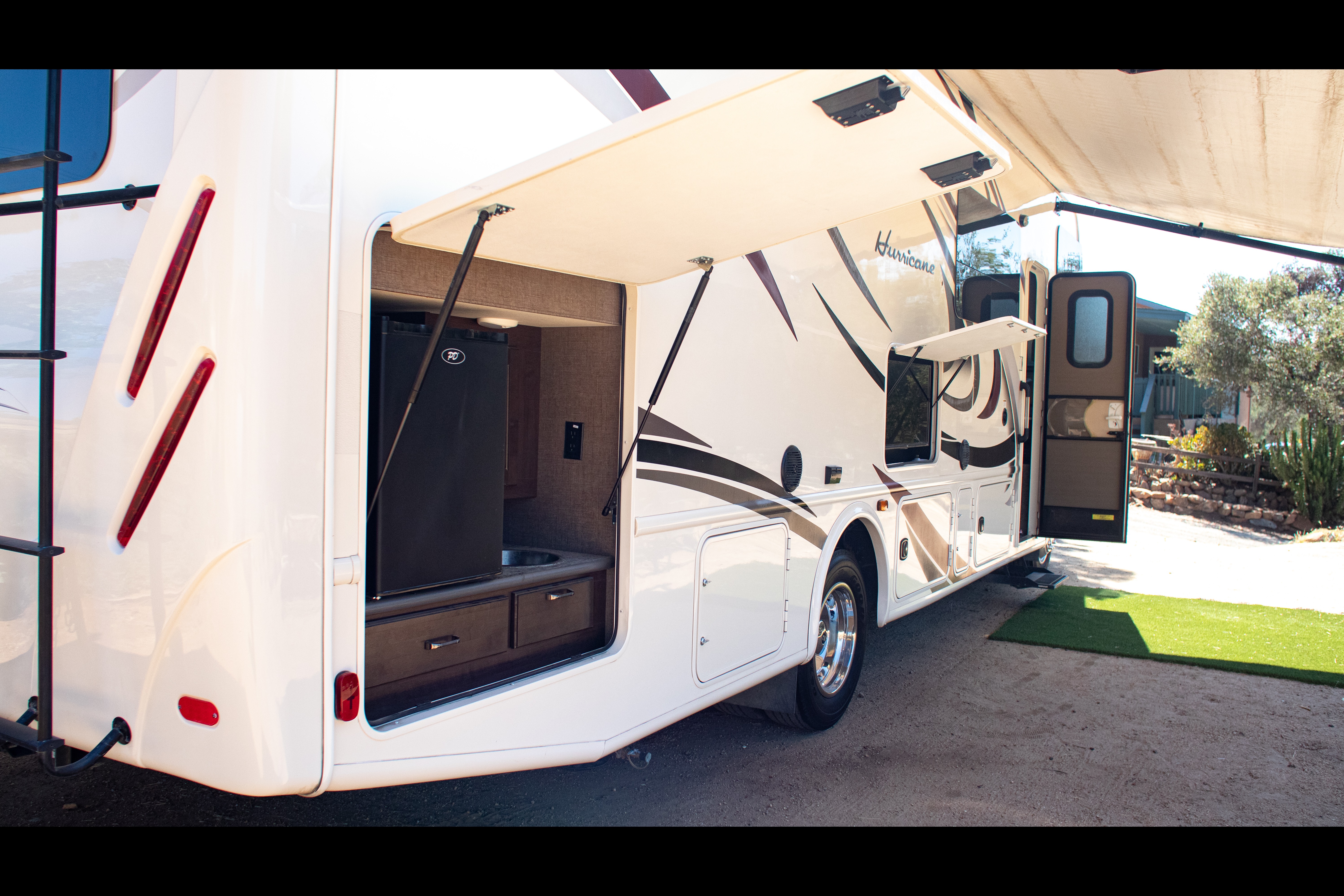 Class A Thor Hurricane - Sleeps 8 & Easy to Drive!