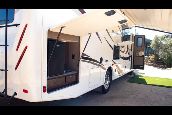 Class A Thor Hurricane - Sleeps 8 & Easy to Drive!