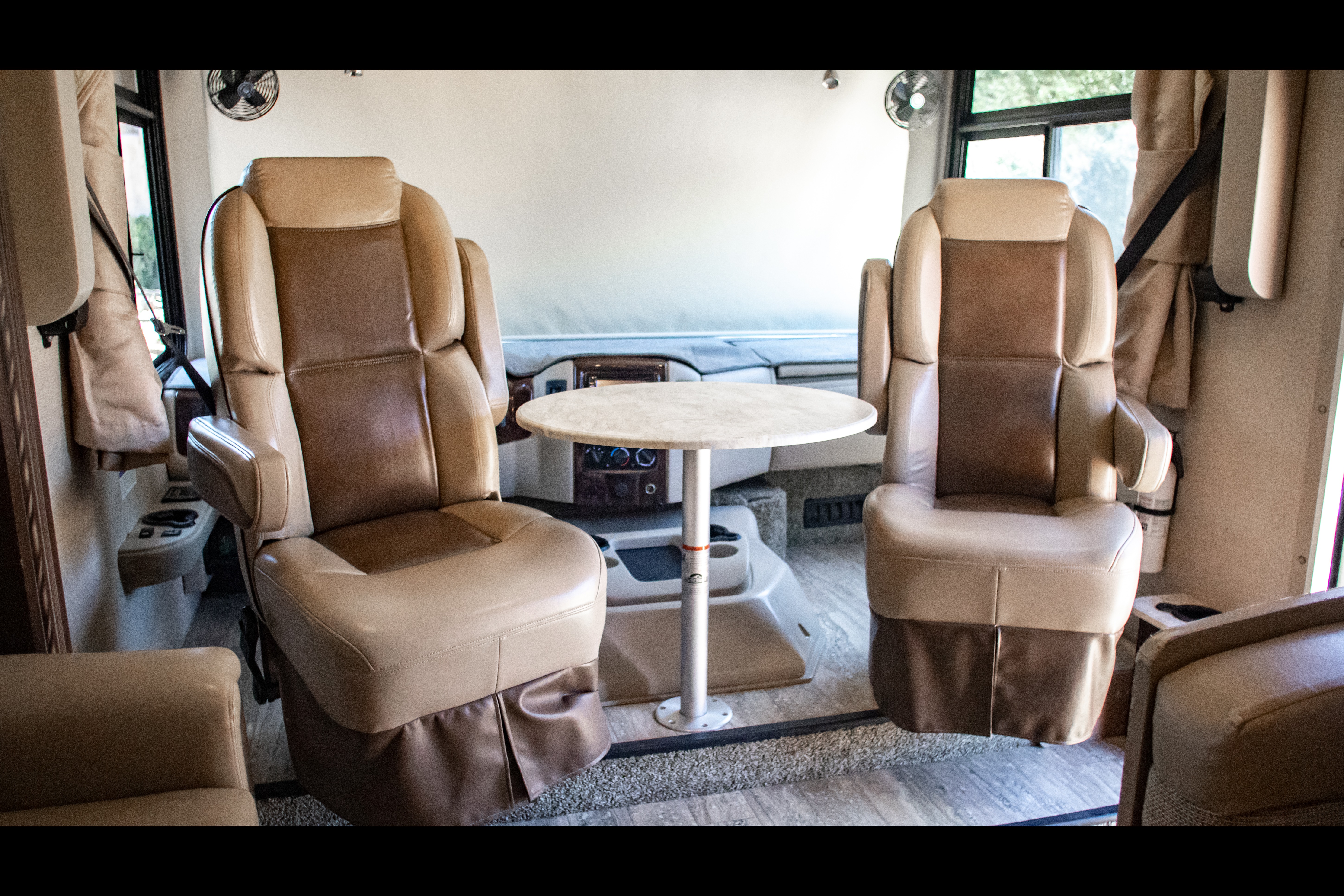 Class A Thor Hurricane - Sleeps 8 & Easy to Drive!
