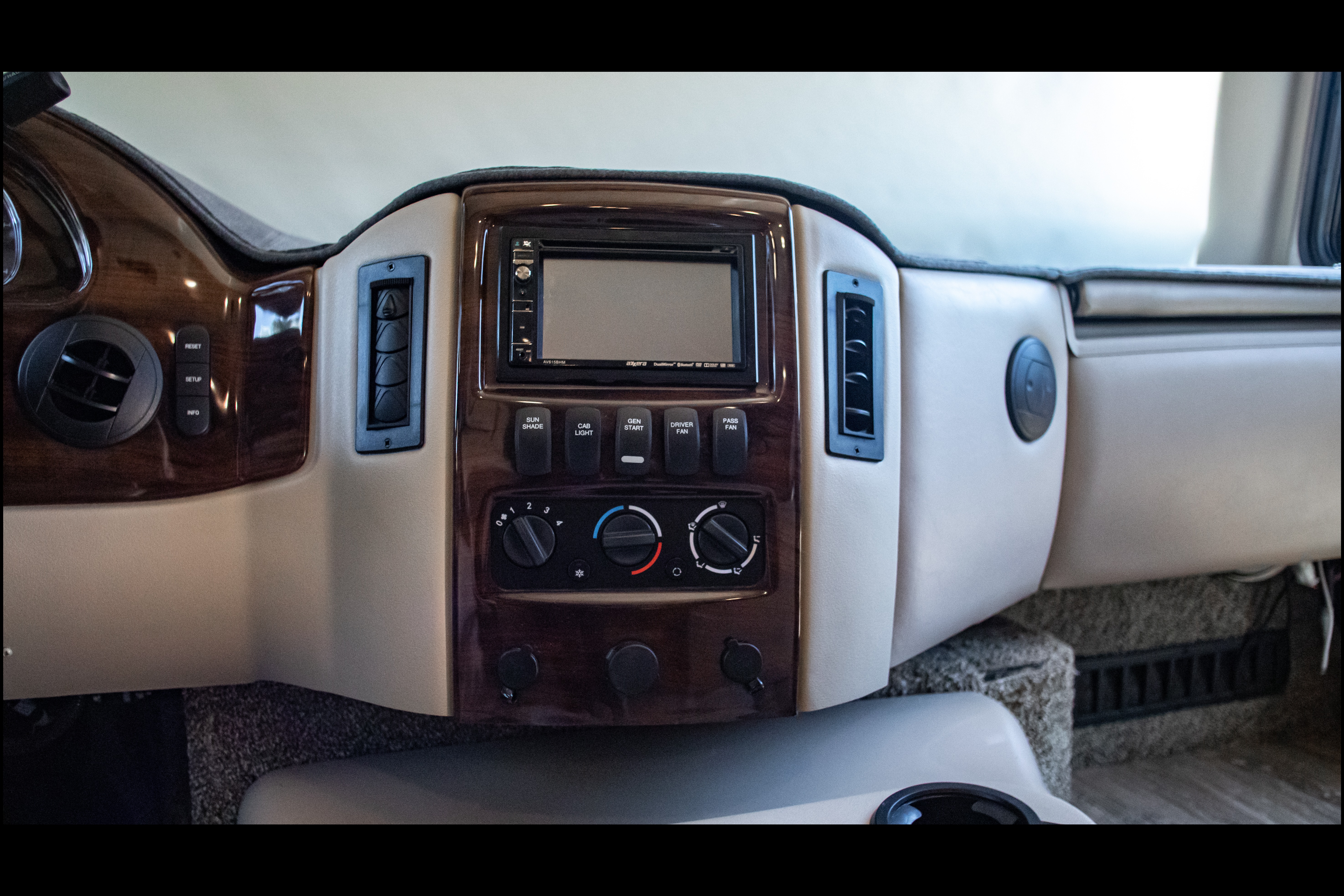 Class A Thor Hurricane - Sleeps 8 & Easy to Drive!