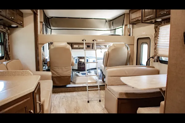 Class A Thor Hurricane - Sleeps 8 & Easy to Drive!