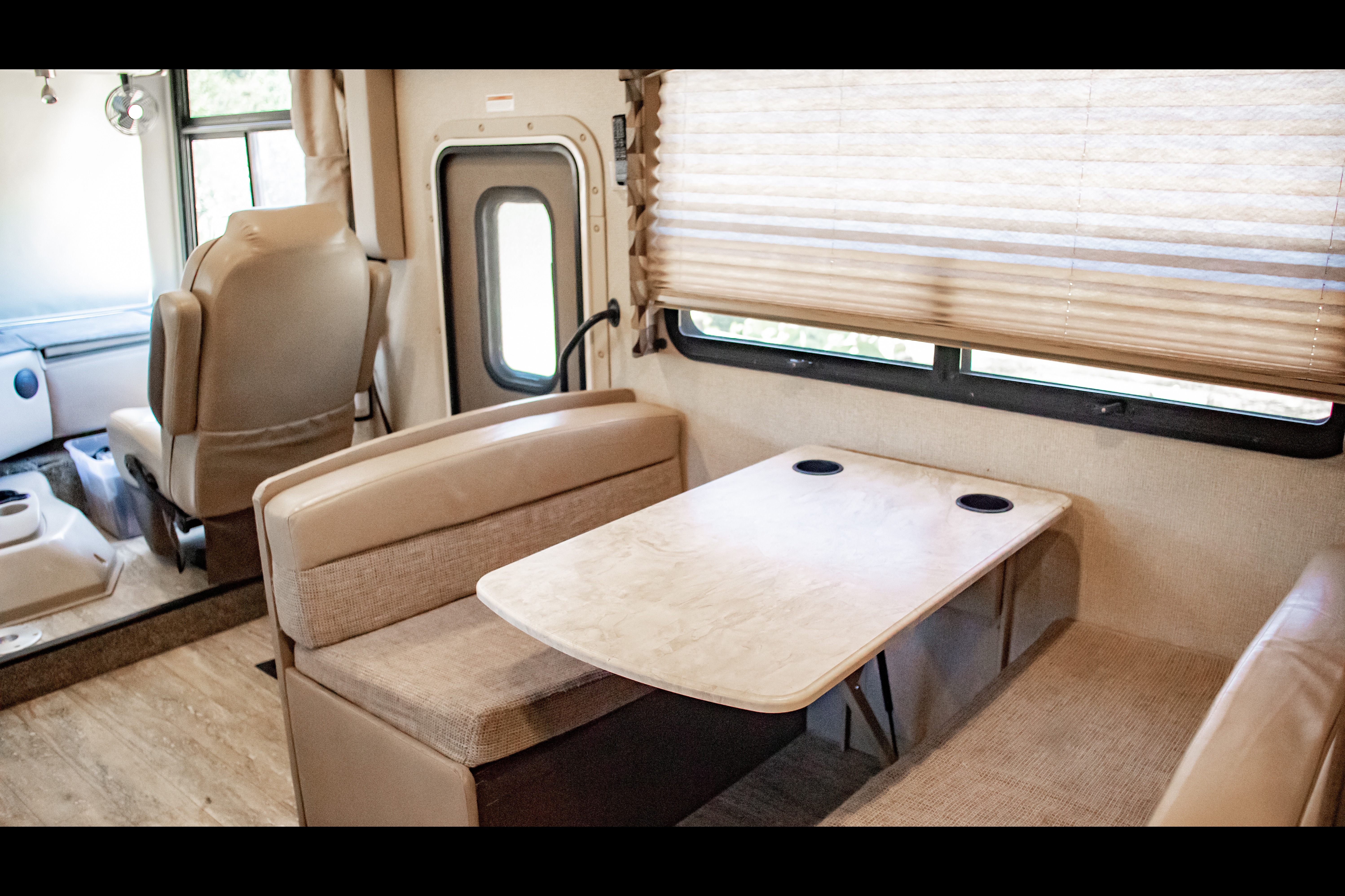Class A Thor Hurricane - Sleeps 8 & Easy to Drive!
