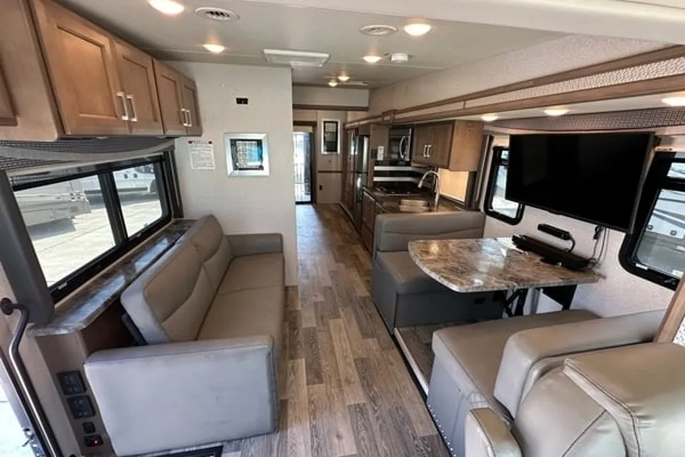 BIG ASS TOY HAULER (Thor Outlaw 38MB)