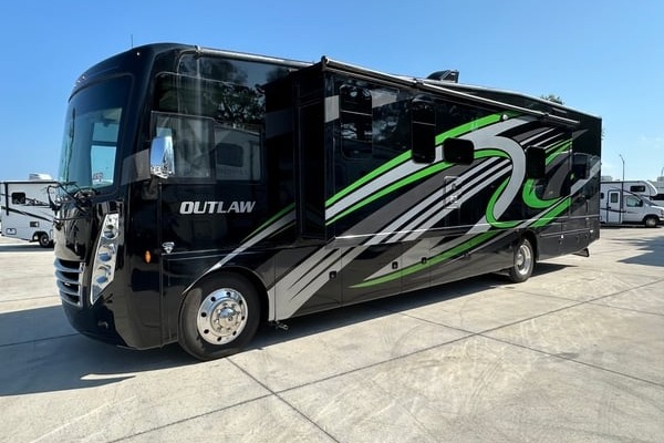 BIG ASS TOY HAULER (Thor Outlaw 38MB)