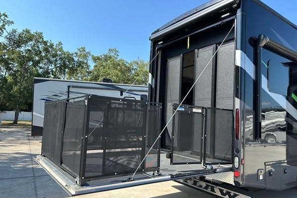 BIG ASS TOY HAULER (Thor Outlaw 38MB)