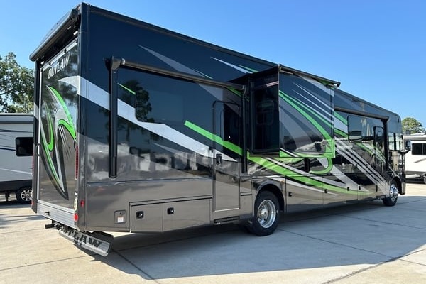 BIG ASS TOY HAULER (Thor Outlaw 38MB)