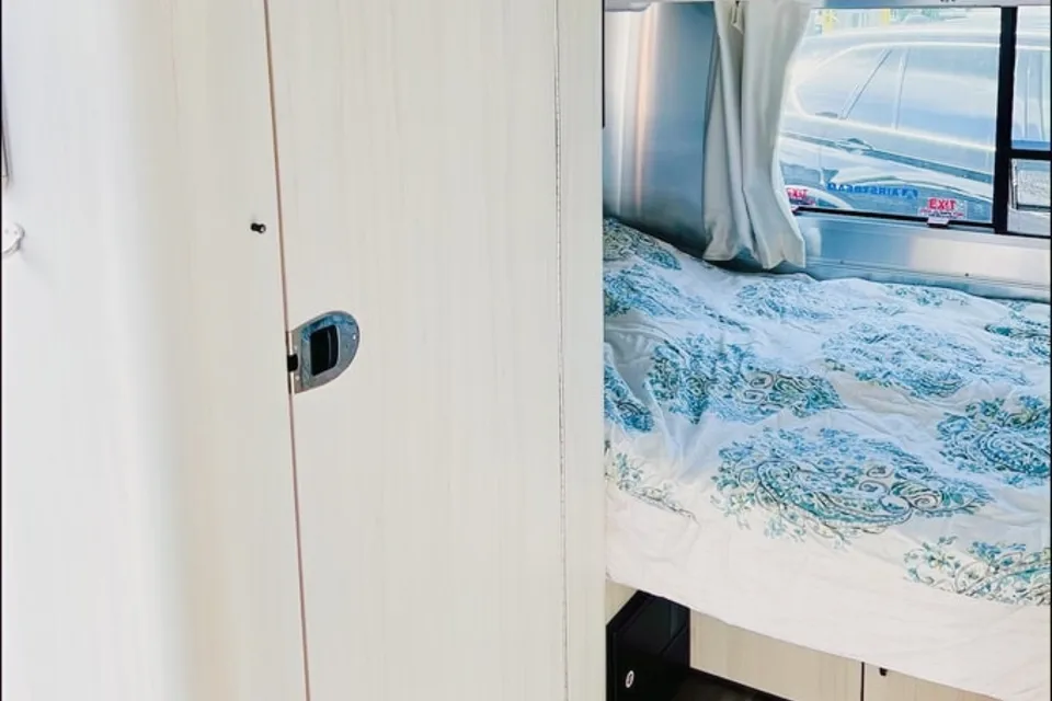 Squirrel-V 2020 Airstream Bambi DOG FRIENDLY Barbies dream camper free SPACEX internet
