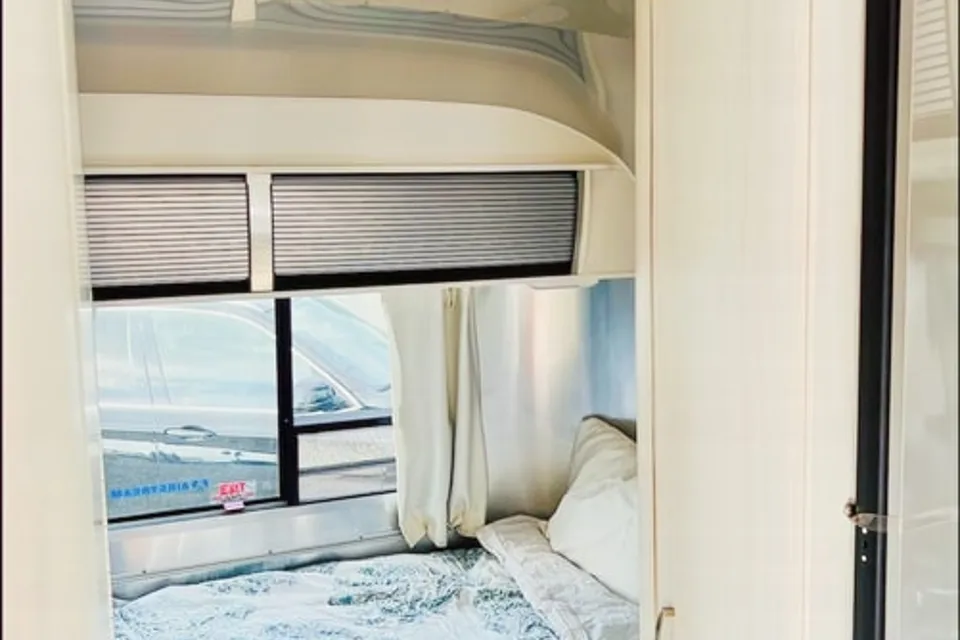 Squirrel-V 2020 Airstream Bambi DOG FRIENDLY Barbies dream camper free SPACEX internet