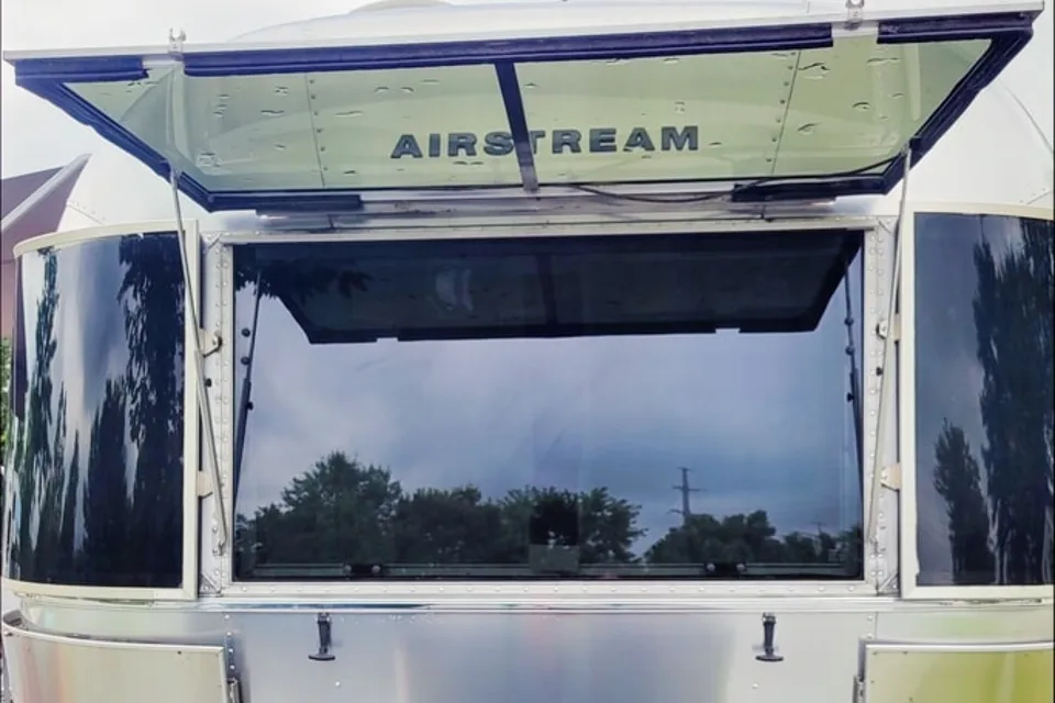 Squirrel-V 2020 Airstream Bambi DOG FRIENDLY Barbies dream camper free SPACEX internet