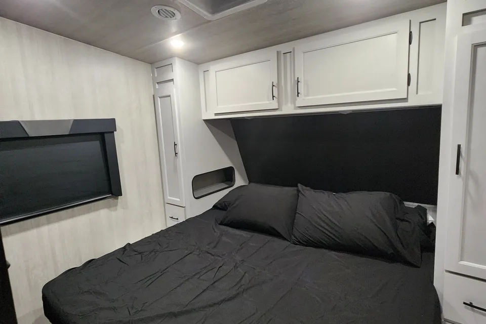 2026 Genesis Supreme Blazen 275crxl Toy Hauler