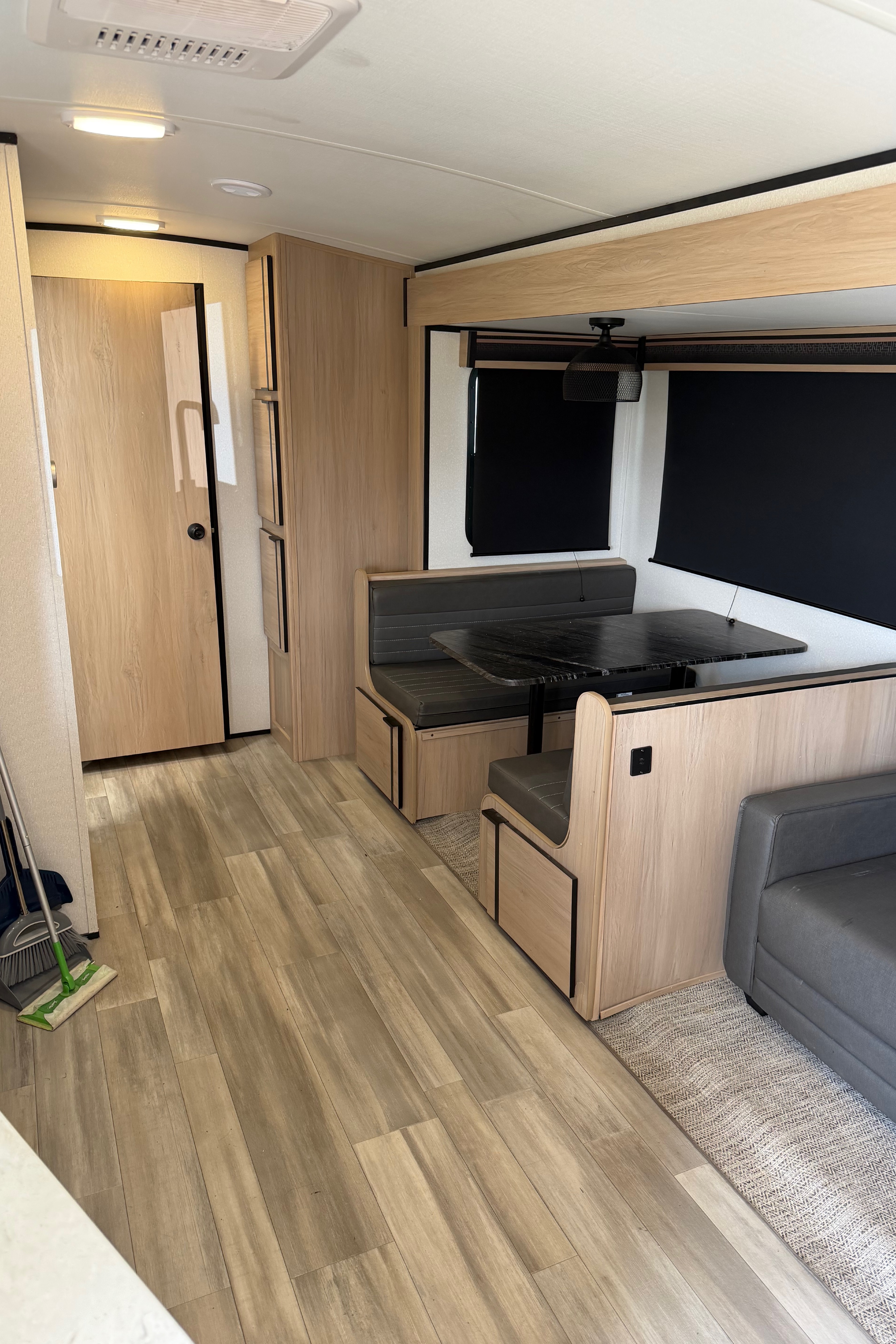 Robert's Cruiser RV Radiance 28QD Travel Trailer