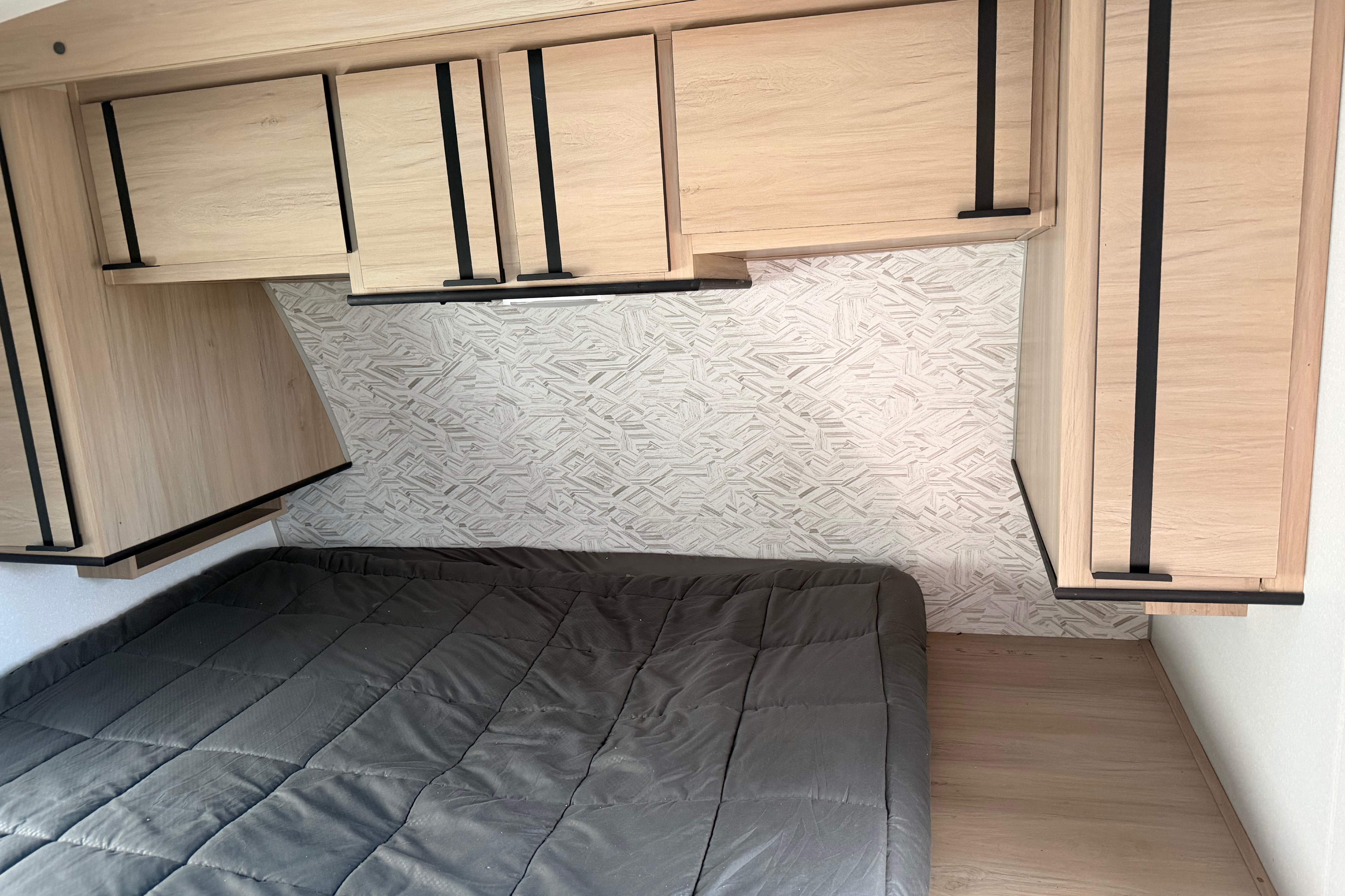 Robert's Cruiser RV Radiance 28QD Travel Trailer