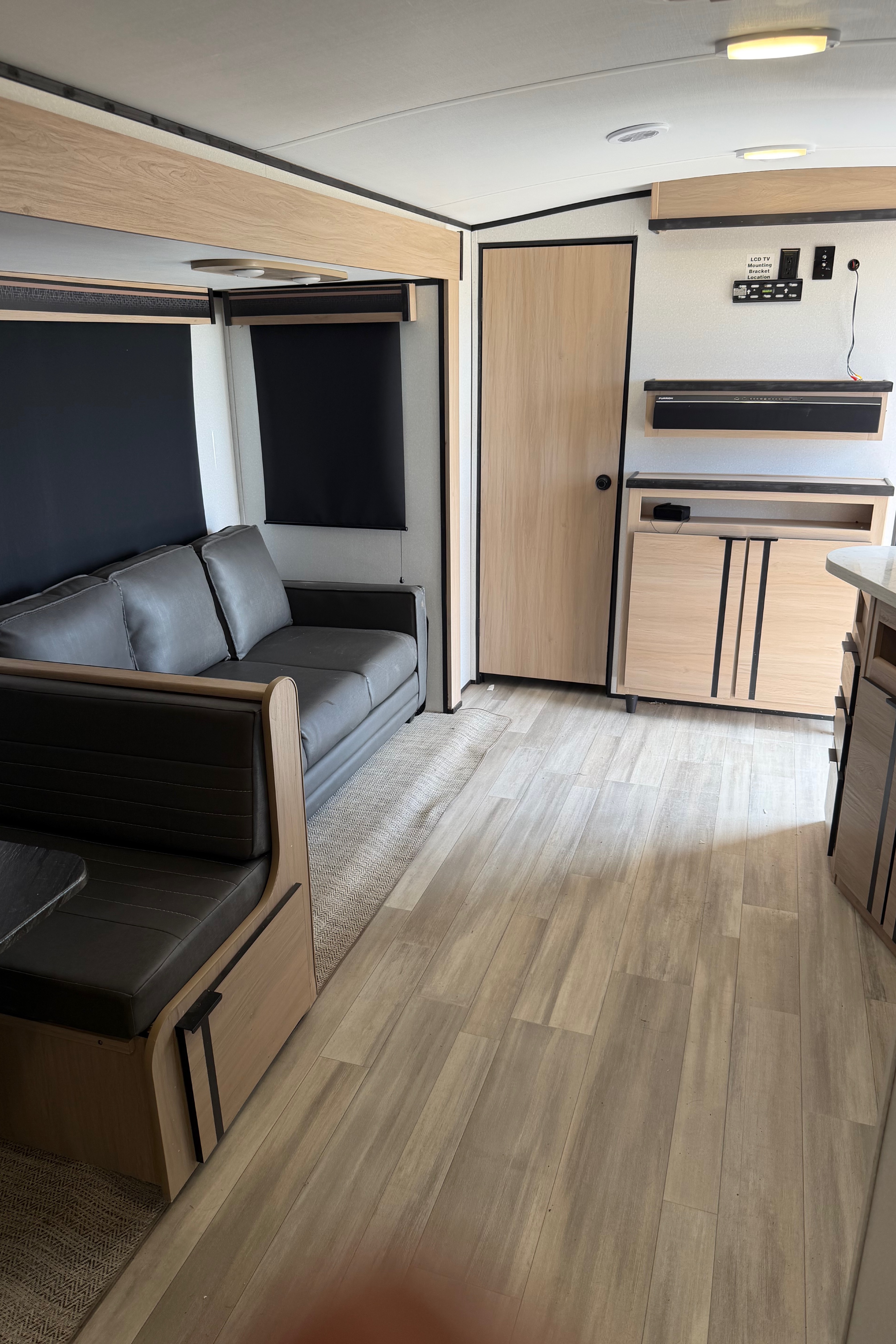 Robert's Cruiser RV Radiance 28QD Travel Trailer