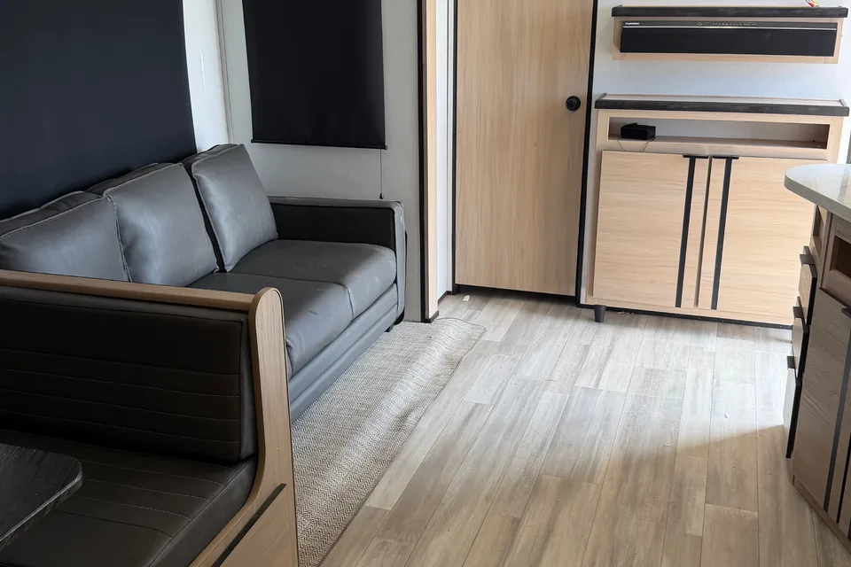 Robert's Cruiser RV Radiance 28QD Travel Trailer