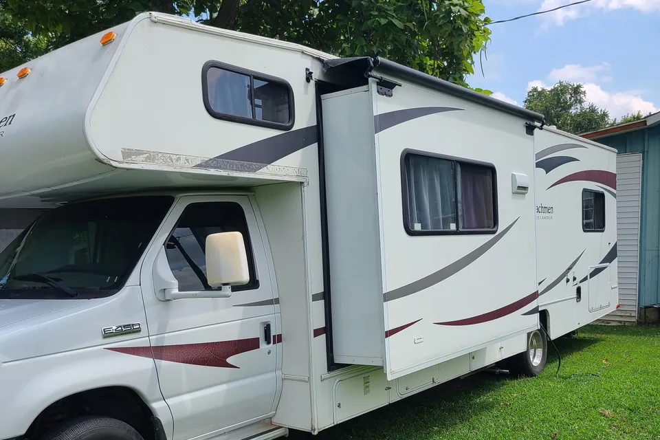 32' Coachmen Motorhome - Family Friendly, newly remodeled & Fully equipped!