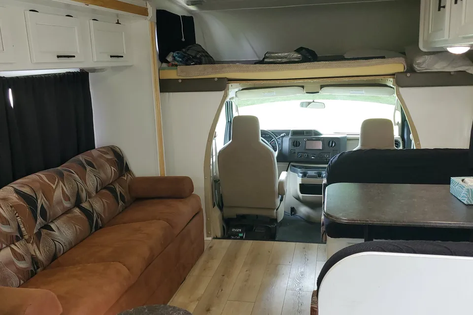 32' Coachmen Motorhome - Family Friendly, newly remodeled & Fully equipped!