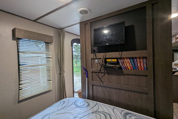 Natalie's Keystone Hideout 26LHSWE Travel Trailer