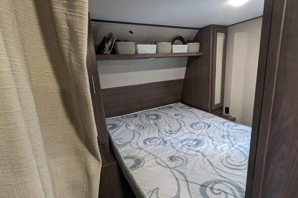Natalie's Keystone Hideout 26LHSWE Travel Trailer