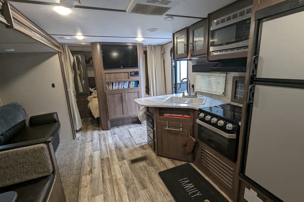 Natalie's Keystone Hideout 26LHSWE Travel Trailer