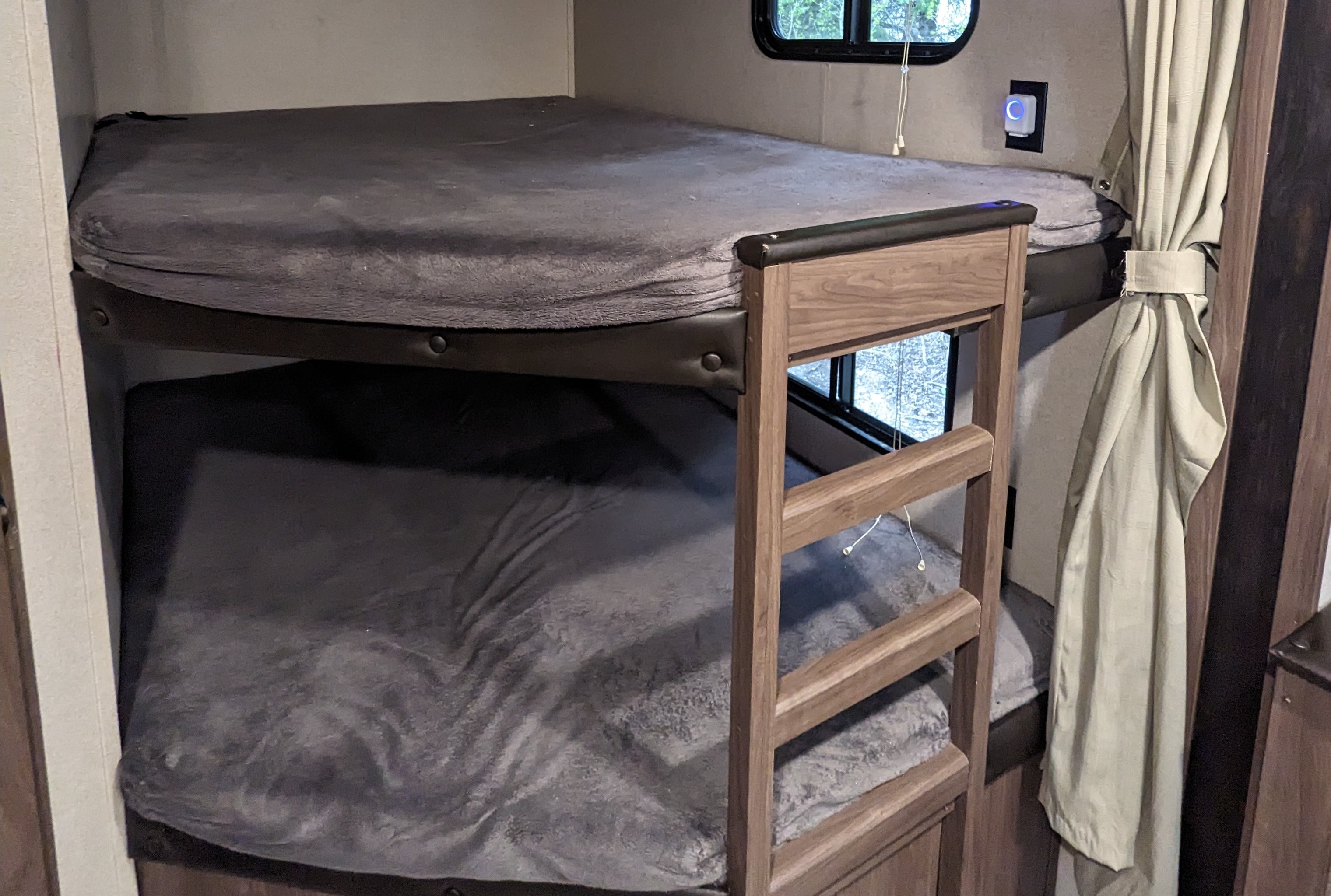 Natalie's Keystone Hideout 26LHSWE Travel Trailer