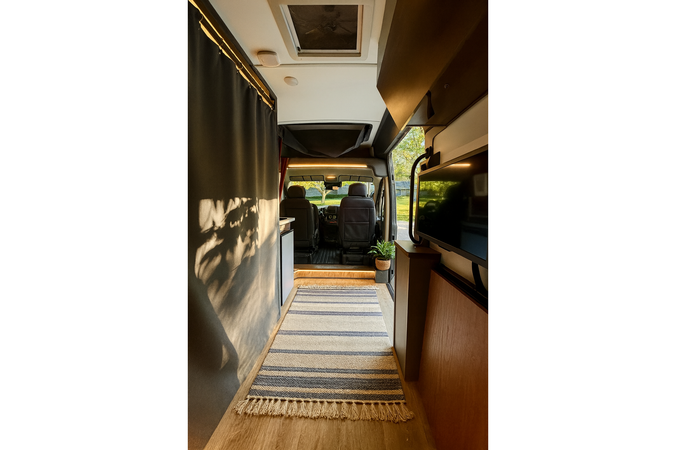 2024 Winnebago Roam 59RZPT | The Only Open-Concept Pop-Top Class B Starlink
