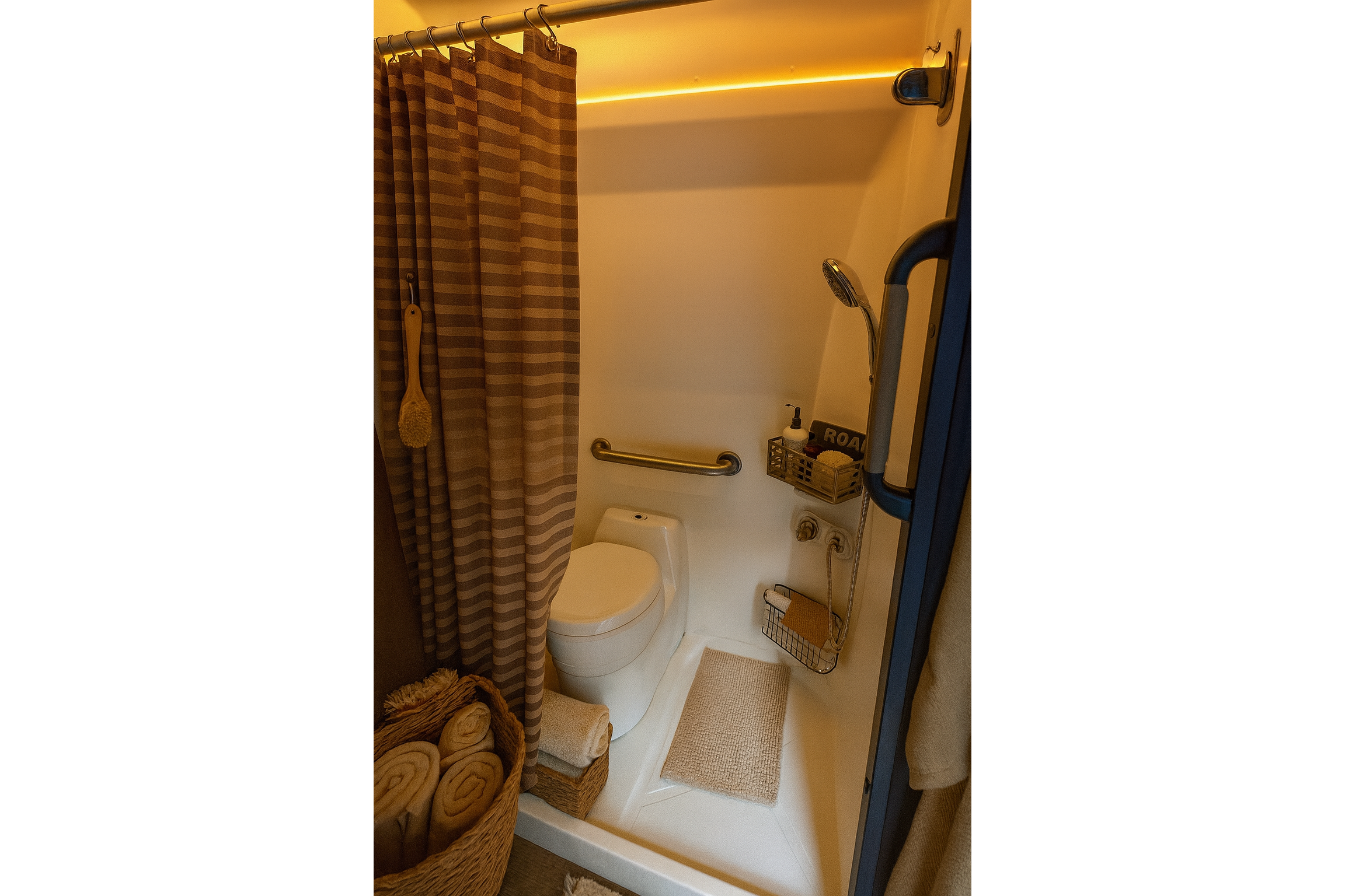 2024 Winnebago Roam 59RZPT | The Only Open-Concept Pop-Top Class B Starlink