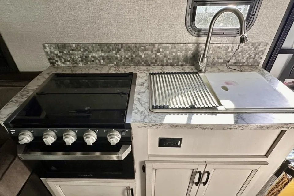 Carleigh's Jayco Jay Feather Hybrid